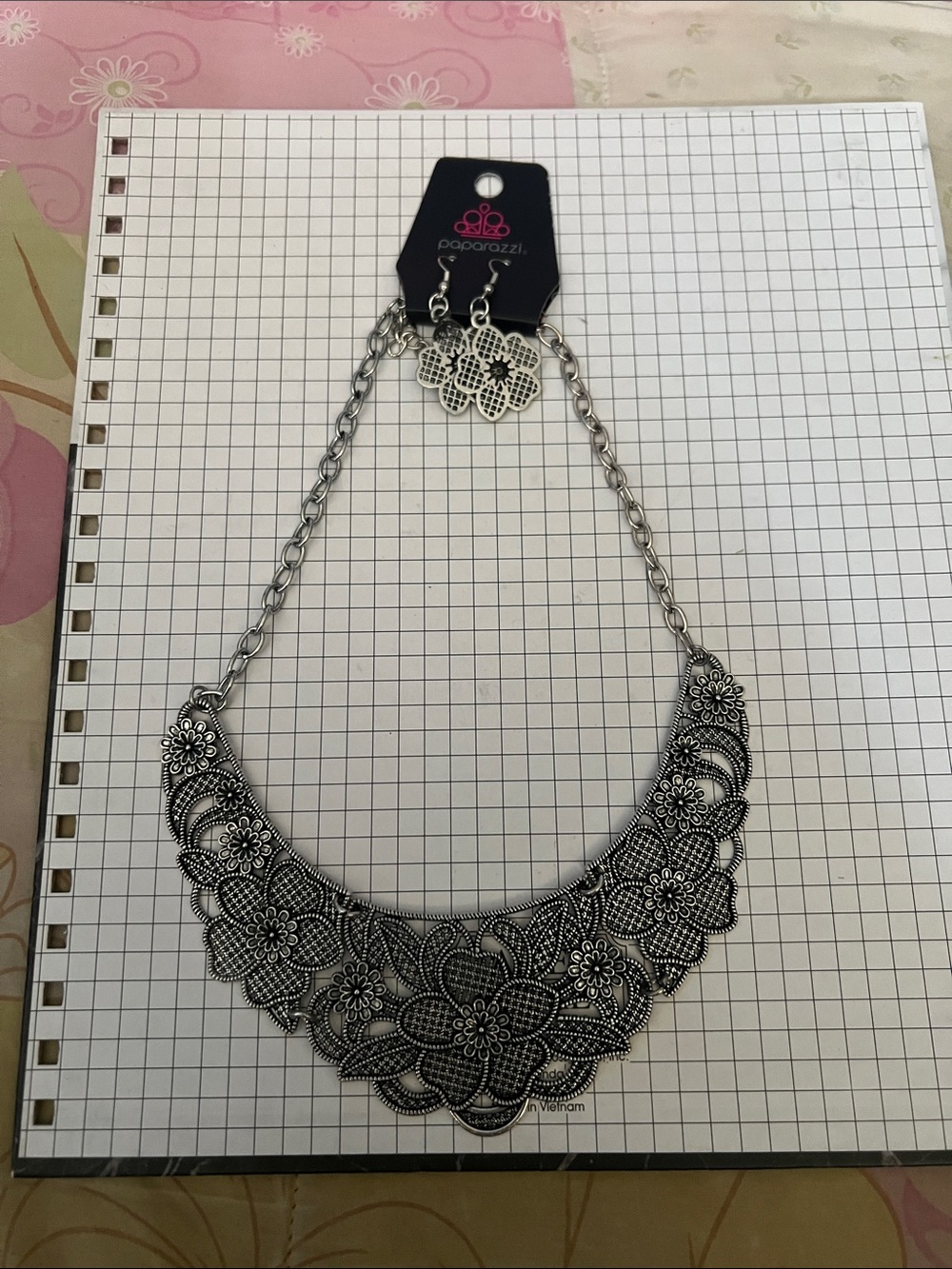 paparazzi Silver Floral Filigree Collar Necklace